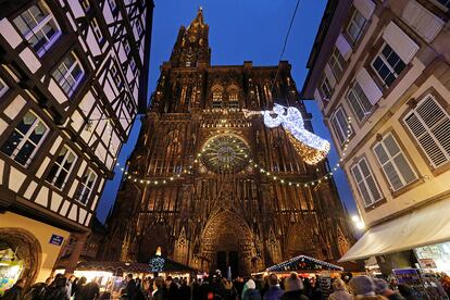 Tourists visit the traditional Christkindelsmaerik (Christ Child market) near Strasbourg's Cathedral in Strasbourg, France, November 26, 2016. REUTERS/Vincent Kessler