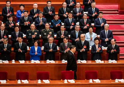 El presidente chino Xi Jinping llega al Gran Salón del Pueblo de Pekín antes de dar comienzo la Asamblea Popular Nacional, celebrada este martes en Pekín.
