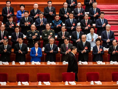 El presidente chino Xi Jinping llega al Gran Salón del Pueblo de Pekín antes de dar comienzo la Asamblea Popular Nacional, celebrada este martes en Pekín.