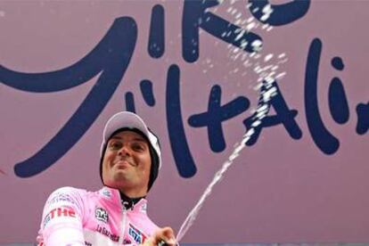 El ciclista italiano Ivan Basso celebra en el podium su victoria en la octava etapa del Giro de Italia.