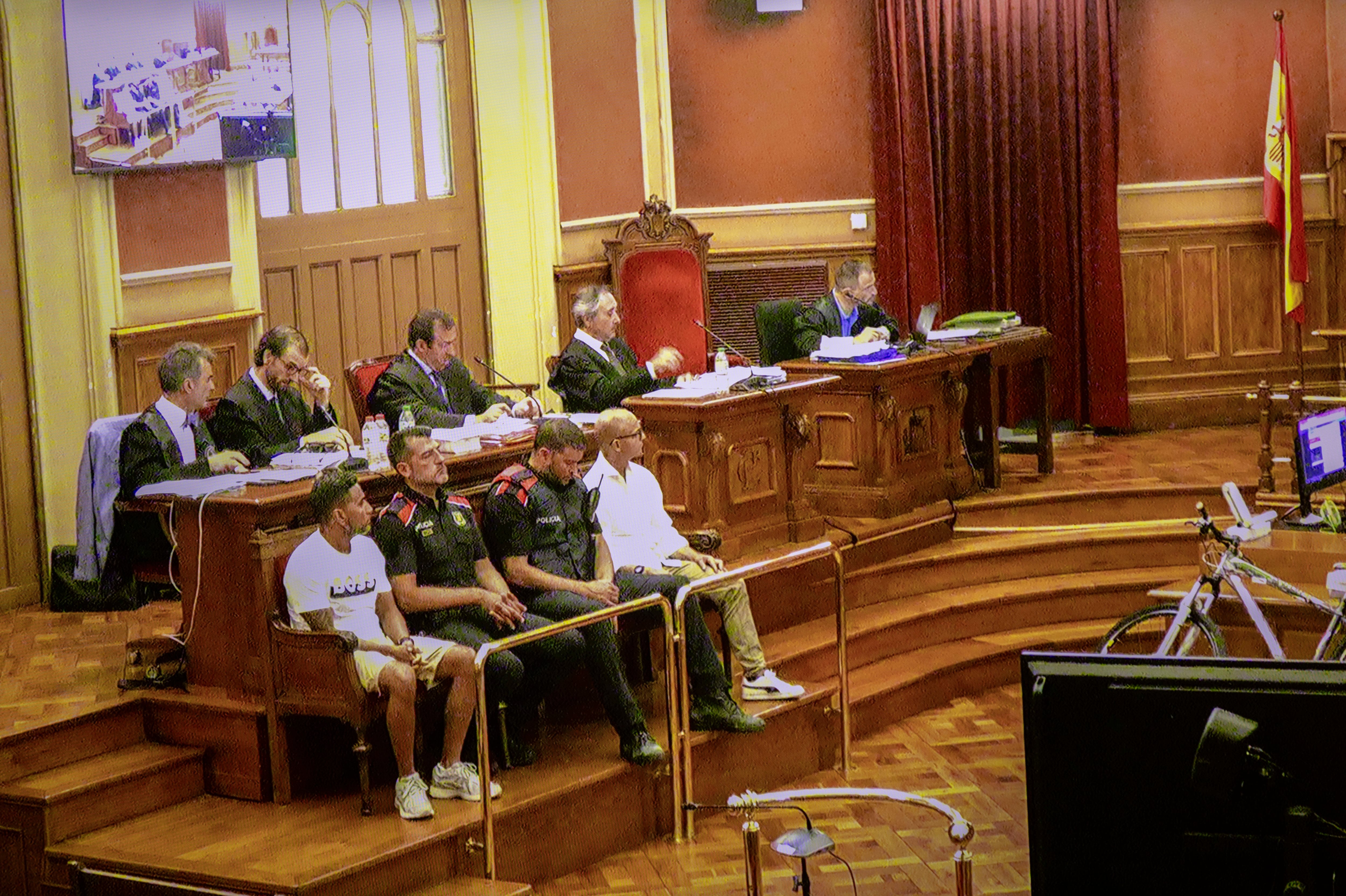 Los acusados, Daniel D. (izquierda) y Sergio G., este jueves en la primera sesión del juicio por el asesinato de Valentín Moreno.
