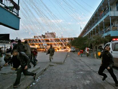 Civiles palestinos buscan refugio durante un ataque israelí con bombas de racimo en Gaza, en 2009.