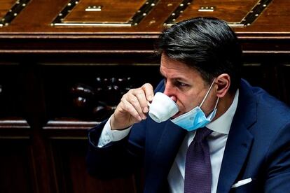 El primer ministro italiano, Giuseppe Conte, da un sorbo a una taza de café durante su comparecencia urgente en la Cámara de los Diputados para informar de las nuevas medidas para combatir la pandemia del coronavirus. 