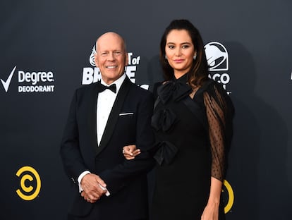 Bruce Willis y Emma Heming, en Los Ángeles, California, en julio de 2018.