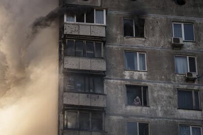 Una anciana espera a ser rescatada de un edificio afectado por una bombardeo en Kiev, este martes. La capital de Ucrania se encuentra casi totalmente rodeada por fuerzas rusas. Allí han muerto al menos cuatro personas este martes en ataques a zonas residenciales, ha informado el alcalde, Vitali Klitschko. Un bloque de viviendas en el noroeste de Kiev recibió esta madrugada fuego de artillería pesada. Más de la mitad de sus más de tres millones de habitantes antes de la guerra ya han abandonado la ciudad.