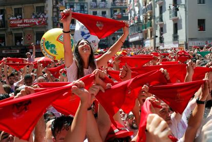 Centenares de pañuelos rojos, típicos de las fiestas de los sanfermines, durante el comienzo de la fiesta en Pamplona.