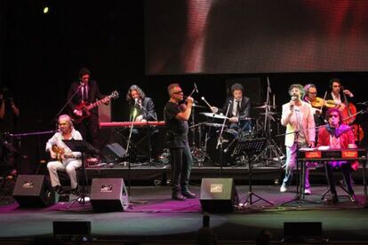 De izquierda a derecha, David Lebon, León Gieco, Fito Páez, y Charly García, en un homenaje a Spinetta en los premios Gardel.