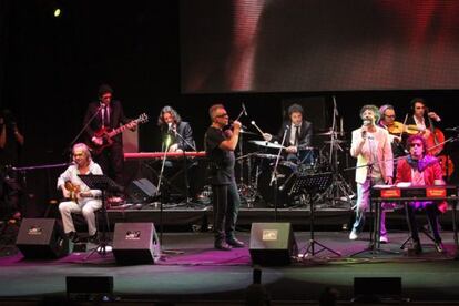 De izquierda a derecha, David Lebon, Le&oacute;n Gieco, Fito P&aacute;ez, y Charly Garc&iacute;a, en un homenaje a Spinetta en los premios Gardel. 