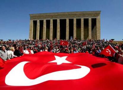 Una multitud con una gran bandera turca se manifiesta,  el pasado 14 de abril, contra la eventual  candidatura a la presidencia (posteriormente descartada) del islamista primer ministro Erdogan.