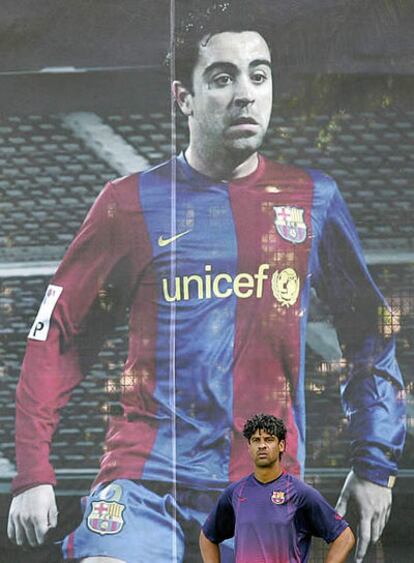 Rijkaard dirige una sesión con una imagen de Xavi en un segundo término