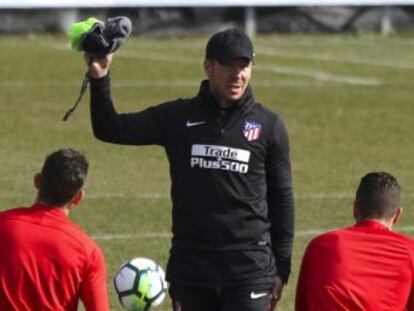 El técnico del Atlético trata de reconciliar al francés con la hinchada desde que este se encaró con la grada en el partido contra el Valencia