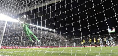 El portero colombiano, David Ospina, no consigue detener la pelota lanzada por Messi.