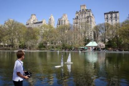Un niño juega con un velero a control remoto en un lago de Central Park, en Nueva York.
