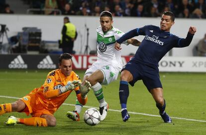 El jugador del Real Madrid Cristiano Ronaldo en una jugada frente a Diego Benaglio.