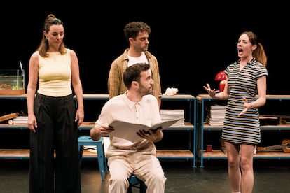 Laura Marı́a González, Martı́ Salvat, Lluís Marquès (sentado) y Júlia Molins, en una escena de 'Massilia'.