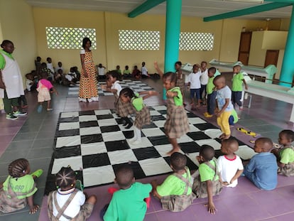 Docentes y alumnos de Infantil de L'École Internationale GSD en Pouma (Camerún) utilizan el tablero de ajedrez de suelo para trabajar la psicomotricidad