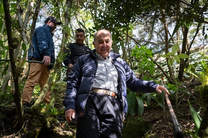Carlos Uribe Velez, camina con su chofer y con su mayordomo, Efraín Méndez y Jaime Triana, en su finca cerca a Bogotá, el 22 de diciembre del 2023.