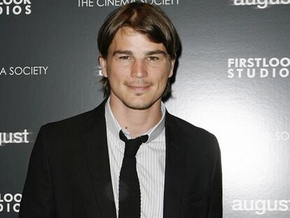 "Estoy bien, sólo fue un bicho en el estómago". Con esas palabras, Josh Hartnett ha explicado su reciente hospitalización de urgencia en un hospital de Los Ángeles, por una supuesta enfermedad gastrointestinal. Según el actor de 30 años, el "bicho" entró en su estómago por beber agua no potable. "No hay nada de qué preocuparse. Esto ha sido recurrente porque he estado pasando mucho tiempo en países del tercer mundo y ocasionalmente he bebido agua del grifo... y a veces eso sale caro", ha dicho, refiriéndose a que la del 30 de marzo fue la segunda vez que acude al hospital por problemas estomacales.