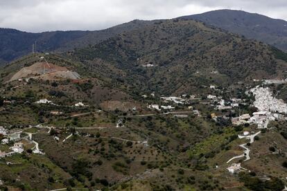 A la derecha, Totalán. A la izquierda, lo que queda del Cerro de la Corona tras el movimiento de más de 40.000 toneladas de tierra. El espacio que han ocupado los trabajos para encontrar a Julen es casi del tamaño del pequeño pueblo.