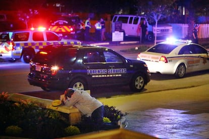 Un hombre abrió fuego en una histórica iglesia negra de Charleston en Carolina del Sur, causando la muerte de nueve personas, según informó la policía.