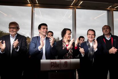 Gonzalo Caballero, segundo por la izquierda, flanqueado por Touriño, la ministra Valerio y su tío Abel Caballero, esta mañana.