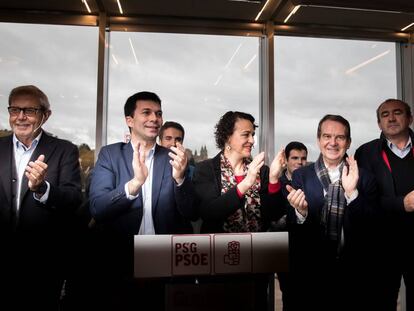 Gonzalo Caballero, segundo por la izquierda, flanqueado por Touriño, la ministra Valerio y su tío Abel Caballero, esta mañana.