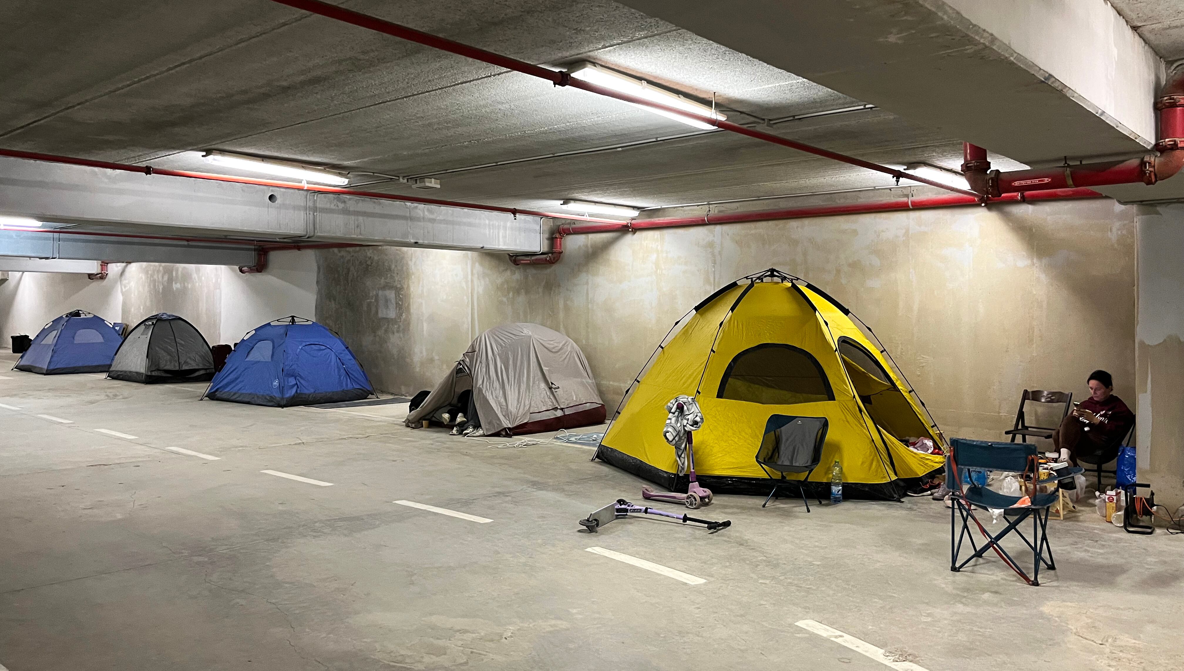 Decenas de vecinos se han establecido en tiendas de campaña por miedo a los proyectiles lanzados por Irán y Hezbolá, este miércoles.