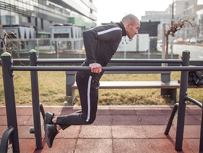 Un hombre haciendo deporte en chándal al aire libre.