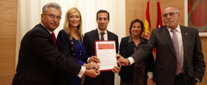 Salvador Victoria, Cristina Cifuentes, Raúl López, José Masa y Paz González, en la firma del convenio.