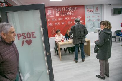 Militantes socialistas votan en la agrupación de San Fernando de Henares (Madrid), este sábado. 