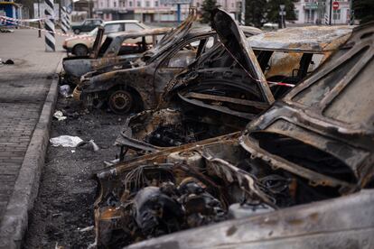 Coches calcinados cerca de la estación ferroviaria de Kramatorsk, este sábado. 