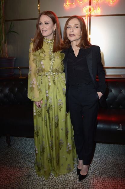 Las actrices Julianne Moore e Isabelle Huppert asisten a la fiesta L'Oreal  Paris Dinner Hosted By Julianne Moore como parte de la Semana de la Moda de París.