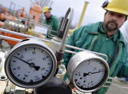 Un empleado controla la presión de una válvula de gas en una estación cercana a Budapest.
