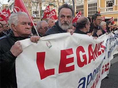 Luis Montes junto a otros manifestantes en defensa de los médicos del Severo Ochoa.