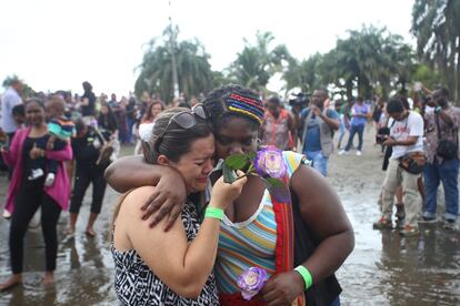 Las mujeres de distintas partes de Colombia que se reunieron el 25 de mayo en Tumaco, en la costa pacífica, le entregaron una rosa morada al océano como símbolo de despedida de parte de su dolor.