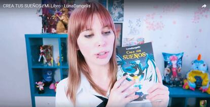 LunaDangelis promociona su libro "Crea tus sueños" en su canal de YouTube.