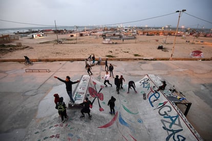 Algunas partes de Gaza se asemejan a una versión subdesarrollada de la famosa Venice Beach de California, con gloriosas puestas de sol, bañistas y patinadores, pero los edificios desmoronados y las pilas de basura son parte del telón de fondo.