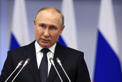 Vladímir Putin se dirige a una reunión del Consejo de Legisladores en el Palacio de Táurida en San Petersburgo, el pasado 27 de abril