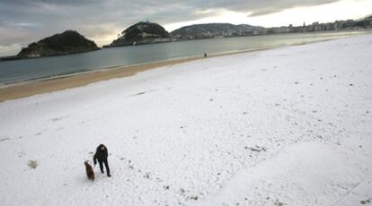 La playa de Ondarreta de San Sebastián aparece nevada.