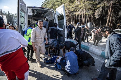 Los servicios de emergencia atienden a los heridos tras la explosión de dos artefactos durante el cuarto aniversario de la muerte de Qasem Soleimani, el miércoles en Kermán (Irán).