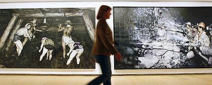 Una mujer pasa por delante de dos obras de la exposición 'The Real Thing', en el IVAM.