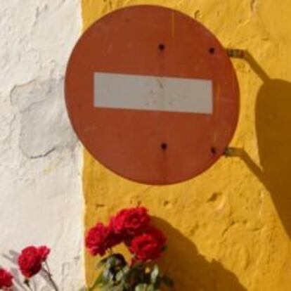 Señal de prohibido bañada por el sol