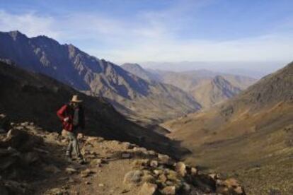 Un senderista en ruta desde el pueblo de Imlil, donde se inicia la ascensión al monte Toubkal, en la cordillera del Atlas (Marruecos).