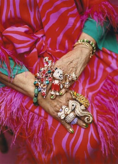 Maria Antonia Cay,
Toñita, lleva vestido
de Halpern, tela
verde de la fotógrafa
y sus propias joyas.