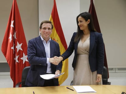 José Luis Martínez-Almeida y Begoña Villacís firman el acuerdo que cerraron menos de 24 ahoras antes de la constitución del Ayuntamiento.