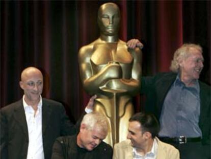 Los directores candidatos al Oscar a la mejor película de habla no inglesa, Oliver Hirschbiegel, Darrell James Roodt, Alejandro Amenábar y Kay Pollak, posan ayer ante una réplica de la estatuilla.