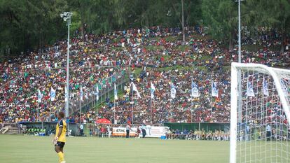 La grada del estadio Lawson Tama, en Haniara, es una ladera.