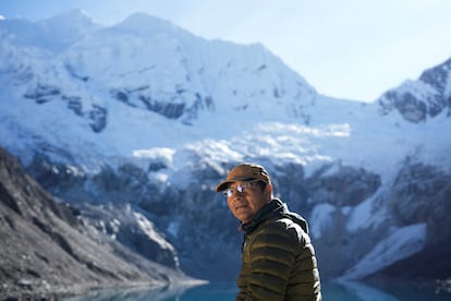 El agricultor peruano Saul Luciano Lliuya, en el lago Palcacocha, en Huaraz, Peru.