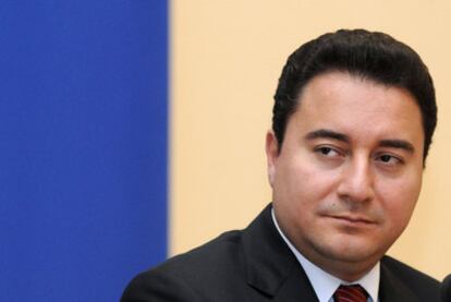 El viceprimer ministro turco, Ali Babacan, durante una conferencia de prensa celebrada en 2008.