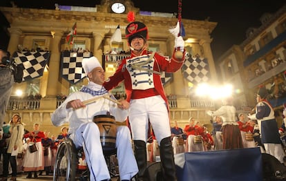 El Tamborrero mayor Mendi junto a el Tambor de Oro Richard Oribe en la izada de San Sebastián.